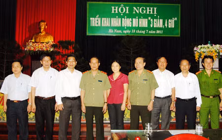 Trung tướng Lê Quý Vương, Ủy viên Trung ương Đảng, Thứ trưởng Bộ Công an và các đại biểu dự Hội nghị.