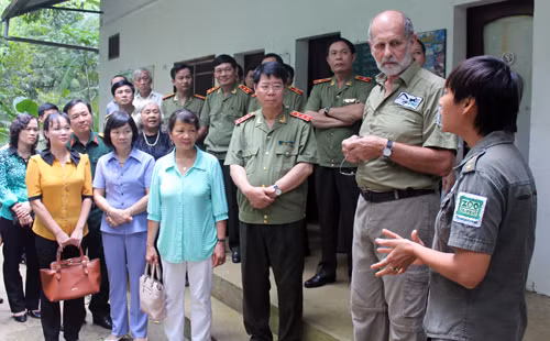Thứ trưởng Bùi Văn Nam cùng các đại biểu thăm Trung tâm cứu hộ linh trưởng nguy cấp ở Vườn Quốc gia Cúc Phương.