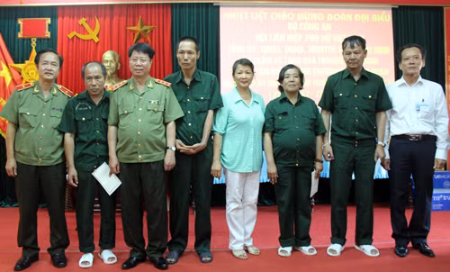 Thứ trưởng Bùi Văn Nam tặng quà động viên các thương bệnh binh nguyên là sỹ quan Công an.