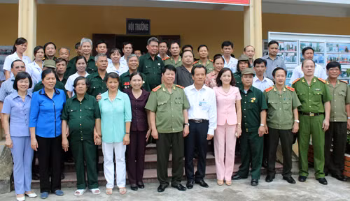 Thứ trưởng Bùi Văn Nam, đồng chí Nguyễn Thị Thanh Hòa cùng các đại biểu chụp ảnh lưu niệm với thương bệnh binh và cán bộ, nhân viên Trung tâm.