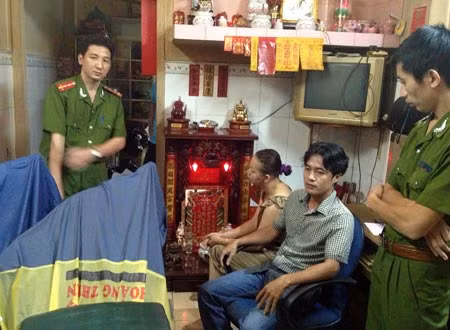 Lực lượng chức năng thi hành lệnh bắt, khám xét đối với vợ chồng Vương Chấn Thanh.