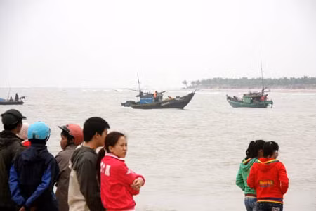 Công an Quảng Nam ghi lại lời khai của các nạn nhân chìm tàu được cứu sống để làm rõ nguyên nhân vụ tai nạn. Đại diện lãnh đạo UBND tỉnh Quảng Nam trong cuộc họp bàn phương án tìm kiếm nạn nhân mất tích và thăm số người bị nạn được vớt đưa vào cấp cứu tại Bệnh viện Hội An. Một phần chiếc tàu gỗ QN0063 của Tiểu đoàn 70, BĐBP tỉnh Quảng Nam, bị nạn được lực lượng cứu nạn, cứu hộ tìm thấy đưa vào bờ. Lực lượng cứu nạn, cứu hộ đang cùng các tàu ngư dân tổ chức tìm kiếm các nạn nhân mất tích ở biển Cửa Đại. Người thân của những CBCS bị mất tích vẫn ngóng trông trên bãi biển, chờ đợi kết quả tìm kiếm của lực lượng cứu nạn, cứu hộ