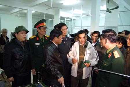 Công an Quảng Nam ghi lại lời khai của các nạn nhân chìm tàu được cứu sống để làm rõ nguyên nhân vụ tai nạn. Đại diện lãnh đạo UBND tỉnh Quảng Nam trong cuộc họp bàn phương án tìm kiếm nạn nhân mất tích và thăm số người bị nạn được vớt đưa vào cấp cứu tại Bệnh viện Hội An. Một phần chiếc tàu gỗ QN0063 của Tiểu đoàn 70, BĐBP tỉnh Quảng Nam, bị nạn được lực lượng cứu nạn, cứu hộ tìm thấy đưa vào bờ. Lực lượng cứu nạn, cứu hộ đang cùng các tàu ngư dân tổ chức tìm kiếm các nạn nhân mất tích ở biển Cửa Đại. Người thân của những CBCS bị mất tích vẫn ngóng trông trên bãi biển, chờ đợi kết quả tìm kiếm của lực lượng cứu nạn, cứu hộ