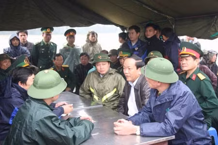 Công an Quảng Nam ghi lại lời khai của các nạn nhân chìm tàu được cứu sống để làm rõ nguyên nhân vụ tai nạn. Đại diện lãnh đạo UBND tỉnh Quảng Nam trong cuộc họp bàn phương án tìm kiếm nạn nhân mất tích và thăm số người bị nạn được vớt đưa vào cấp cứu tại Bệnh viện Hội An. Một phần chiếc tàu gỗ QN0063 của Tiểu đoàn 70, BĐBP tỉnh Quảng Nam, bị nạn được lực lượng cứu nạn, cứu hộ tìm thấy đưa vào bờ. Lực lượng cứu nạn, cứu hộ đang cùng các tàu ngư dân tổ chức tìm kiếm các nạn nhân mất tích ở biển Cửa Đại. Người thân của những CBCS bị mất tích vẫn ngóng trông trên bãi biển, chờ đợi kết quả tìm kiếm của lực lượng cứu nạn, cứu hộ