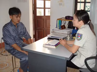 Cán bộ Trung tâm đang động viên giáo dục Vũ Quỳnh Thanh.