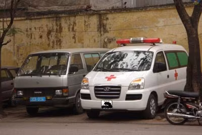 Xe cứu thương giả "chặt chém" người bệnh ảnh 1