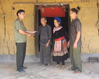 Cán bộ Công an Bắc Hà thường xuyên thăm hỏi, giúp đỡ dân.