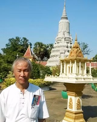 Tác giả bên tháp mộ vua Norodom (1834-1904) được làm bằng đá, chạm khắc tinh xảo.