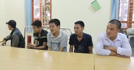 Một số “cò mồi” tại Bến xe Giáp Bát bị Công an quận Hoàng Mai bắt giữ sáng 8/4.