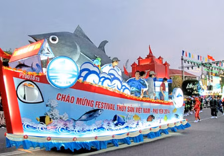 Biểu tượng cá ngừ đại dương trên xe dẫn đầu - một thế mạnh về thủy sản ở Phú Yên.