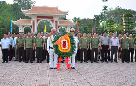 Các đại biểu dự Hội nghị dâng hương, dâng hoa tại Khu tưởng niệm Bác Hồ tại TP Cà Mau.