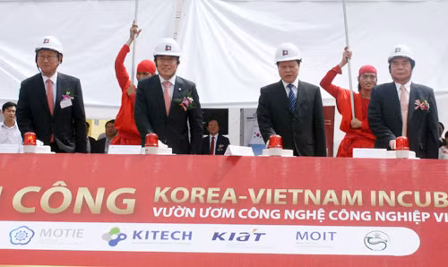Đồng chí Lê Hồng Anh, Ủy viên Bộ Chính trị, Thường trực Ban Bí thư cùng Phó Thủ tướng Chính phủ Vũ Văn Ninh và ông Yoon Sang Jick, Bộ trưởng Bộ Thương mại, Công nghiệp và Năng lượng Hàn Quốc dự Lễ khởi công. Ảnh: TTXVN.