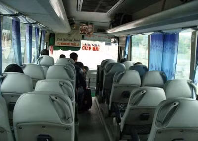 Một chuyến xe xuất phát ở bến xe phía Nam chỉ có... vài khách.