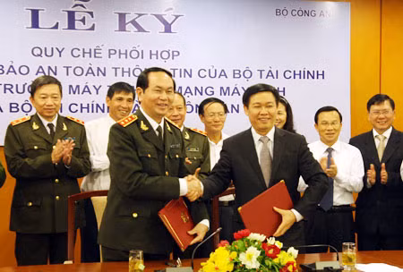 Thượng tướng Trần Đại Quang, Ủy viên Bộ Chính trị, Bộ trưởng Bộ Công an; đồng chí Vương Đình Huệ, Ủy viên Trung ương Đảng, Bộ trưởng Bộ Tài chính cùng các đại biểu tại Lễ ký Quy chế phối hợp. Ảnh: Việt Hưng.