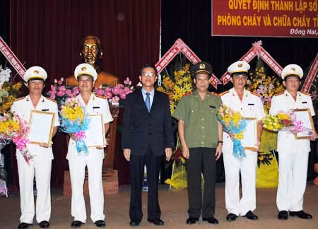Trung tướng Lê Quý Vương, ủy viên TW Đảng, Thứ trưởng Bộ Công an; Đinh Quốc Thái, Chủ tịch UBND tỉnh Đồng Nai tặng hoa chúc mừng Ban Giám đốc Sở Cảnh sát PCCC Đồng Nai.