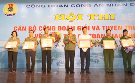 Công đoàn Báo CAND đạt giải A Hội thi “Cán bộ công đoàn giỏi và tuyên truyền về công tác ATGT” ảnh 1