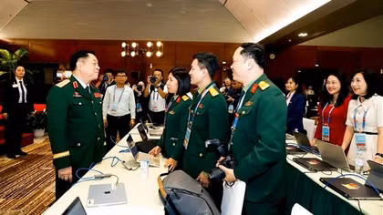 Đại tướng Nguyễn Trọng Nghĩa thăm và động viên phóng viên tác nghiệp tại Đại hội Đảng