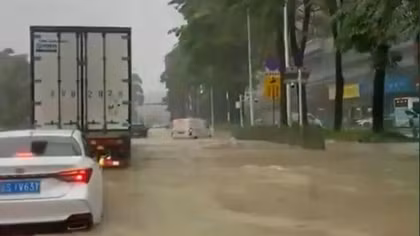 Trung Quốc kích hoạt ứng phó lũ lụt, sơ tán hàng chục nghìn người