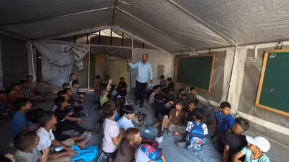 Trẻ em Gaza trở lại trường giữa đống đổ nát