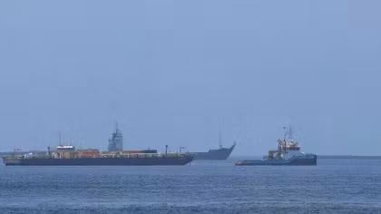 Iran tấn công tàu chở dầu được Mỹ hộ tống ở eo biển Hormuz