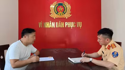 Xử phạt tài xế vừa điều khiển ô tô vừa cầm micro hát