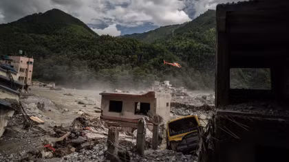 Trận lũ lớn cuốn trôi nhà cửa, xe cộ ở Nepal. Ảnh: Guardian
