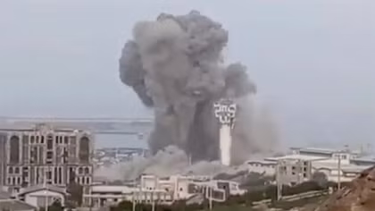 Mỹ mở đợt không kích lớn, sân bay và cầu đường Iran bị đánh trúng
