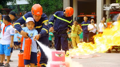 Đại uý Hồ Đình Khánh nhiều lần dũng cảm cứu dân trong mưa bão