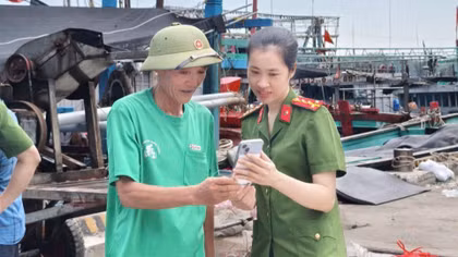 Công an phường Quỳnh Mai ra cảng cá trực tiếp hướng dẫn người dân cài đặt VNeID và sử dụng các tiện ích.