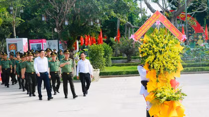Thứ trưởng Phạm Thế Tùng dâng hương tưởng niệm Chủ tịch Hồ Chí Minh và các Anh hùng liệt sĩ