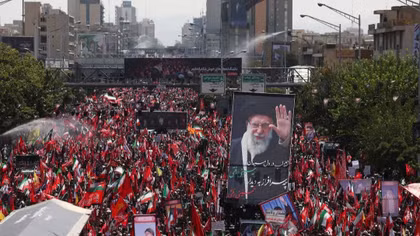 Biển người Iran đưa tang cố Lãnh tụ tối cao Ali Khamenei