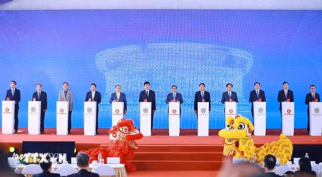 Thủ tướng Phạm Minh Chính và các đại biểu bấm nút khởi công, khánh thành, thông xe kỹ thuật các công trình, dự án. (Ảnh: Dương Giang/TTXVN)