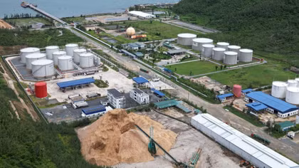 Bãi tập kết dăm gỗ ém cạnh 4 tổng kho nhiên liệu, hoá chất