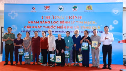 Hơn 200 người cao tuổi được khám sức khoẻ miễn phí 