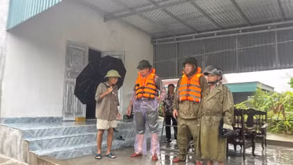 Lực lượng Công an cơ sở giúp nhân dân ứng phó với mưa lũ