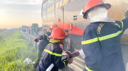 Cháy xe khách giường nằm trên cao tốc Hàm Nghi – Vũng Áng