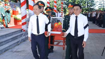Thường trực Ban Bí thư Trần Cẩm Tú dự lễ truy điệu và an táng hài cốt liệt sĩ tại Hà Tĩnh