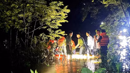 Công an xã vượt lũ đưa người dân đi cấp cứu trong đêm