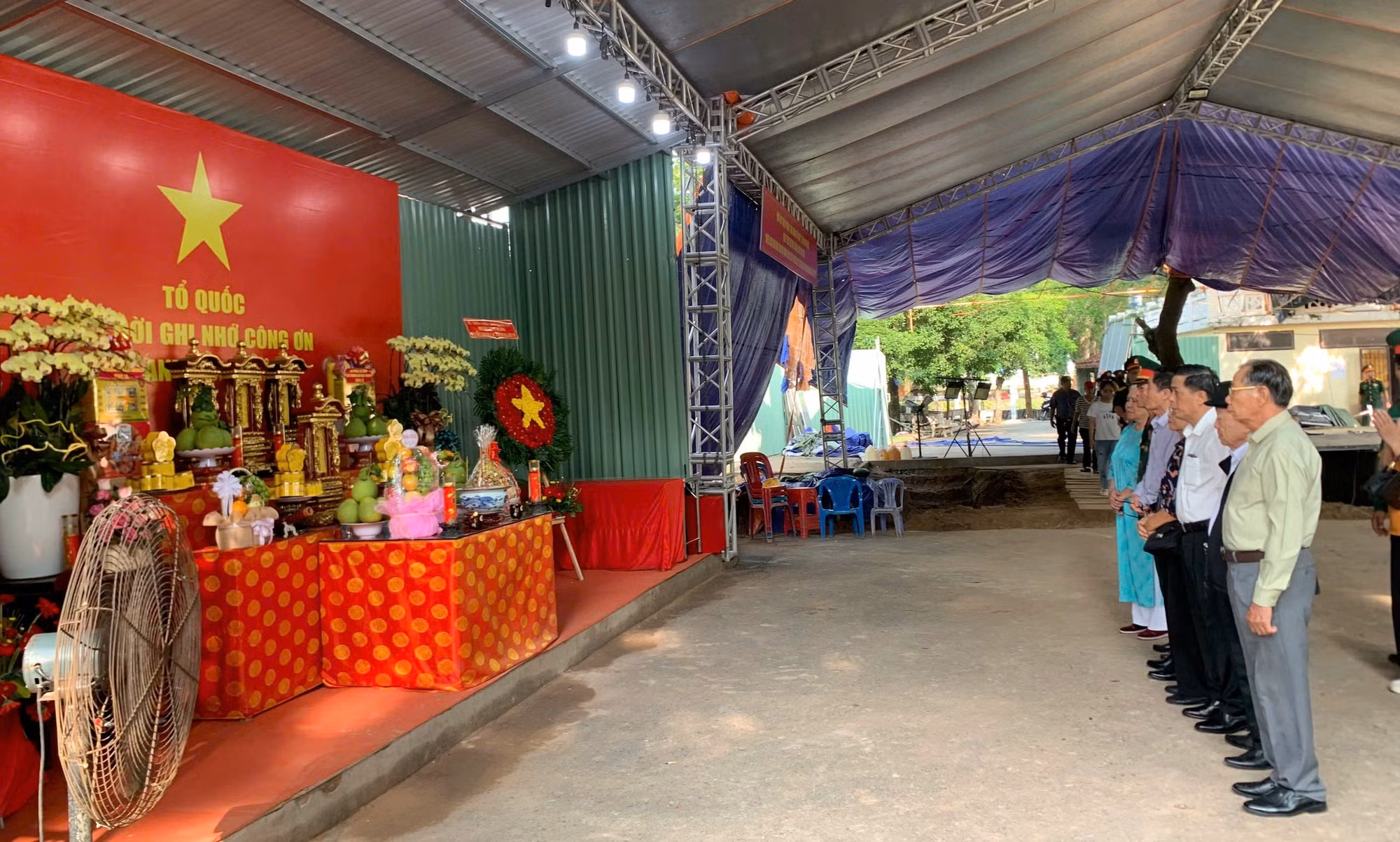 Các đại biểu dâng hoa, dâng hương trước Cố Tổng Bí thư Trần Phú và các anh hùng liệt sĩ tại Công viên Lê Thị Riêng.