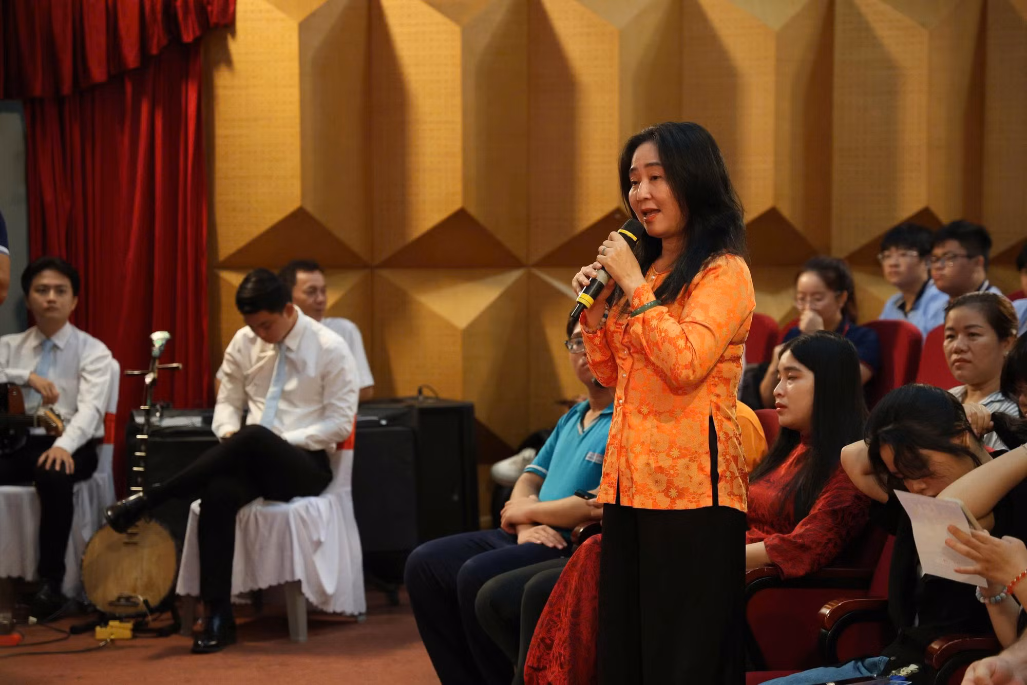 Tại chương trình nhiều đại biểu, học sinh mạnh dạn phát biểu ý kiến, đề xuất cần "sân khấu hóa" nhiều hơn các bài học lịch sử.