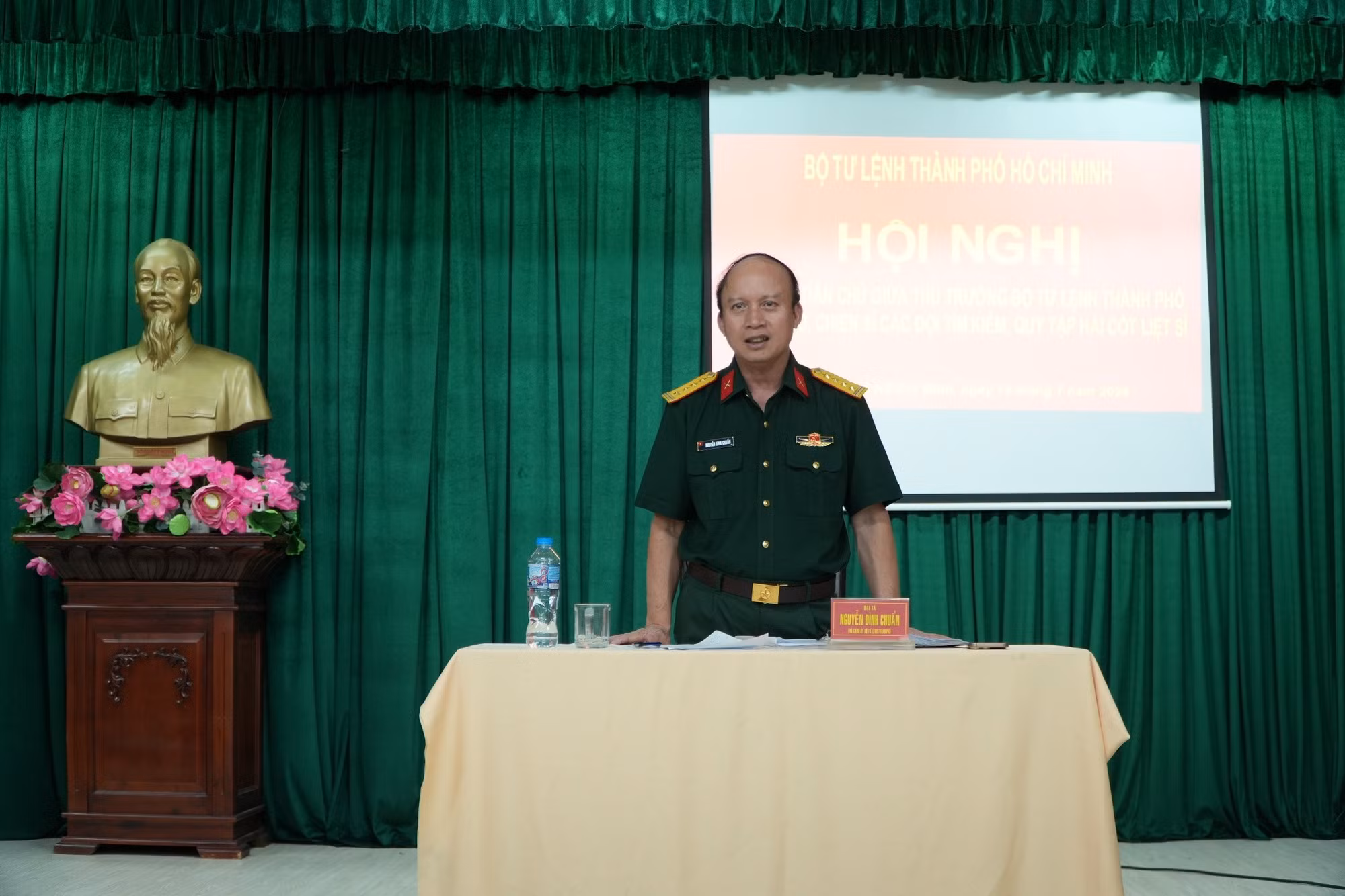 Đại tá Nguyễn Đình Chuẩn, Phó Chính ủy Bộ Tư lệnh Thành phố phát biểu chỉ đạo.