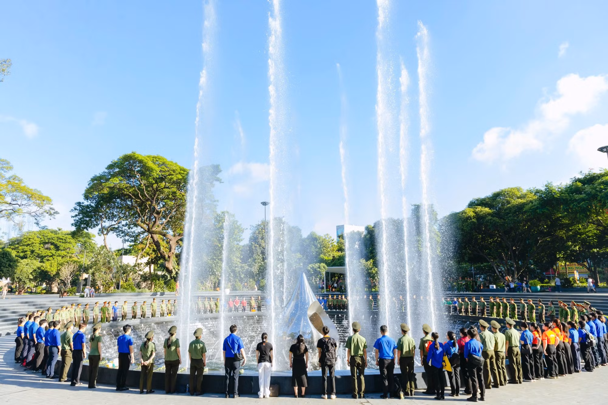 Các đại biểu và đoàn viên thanh niên thực hiện nghi thức dâng hoa tại Tượng đài Giọt nước, Công viên số 1 Lý Thái Tổ.