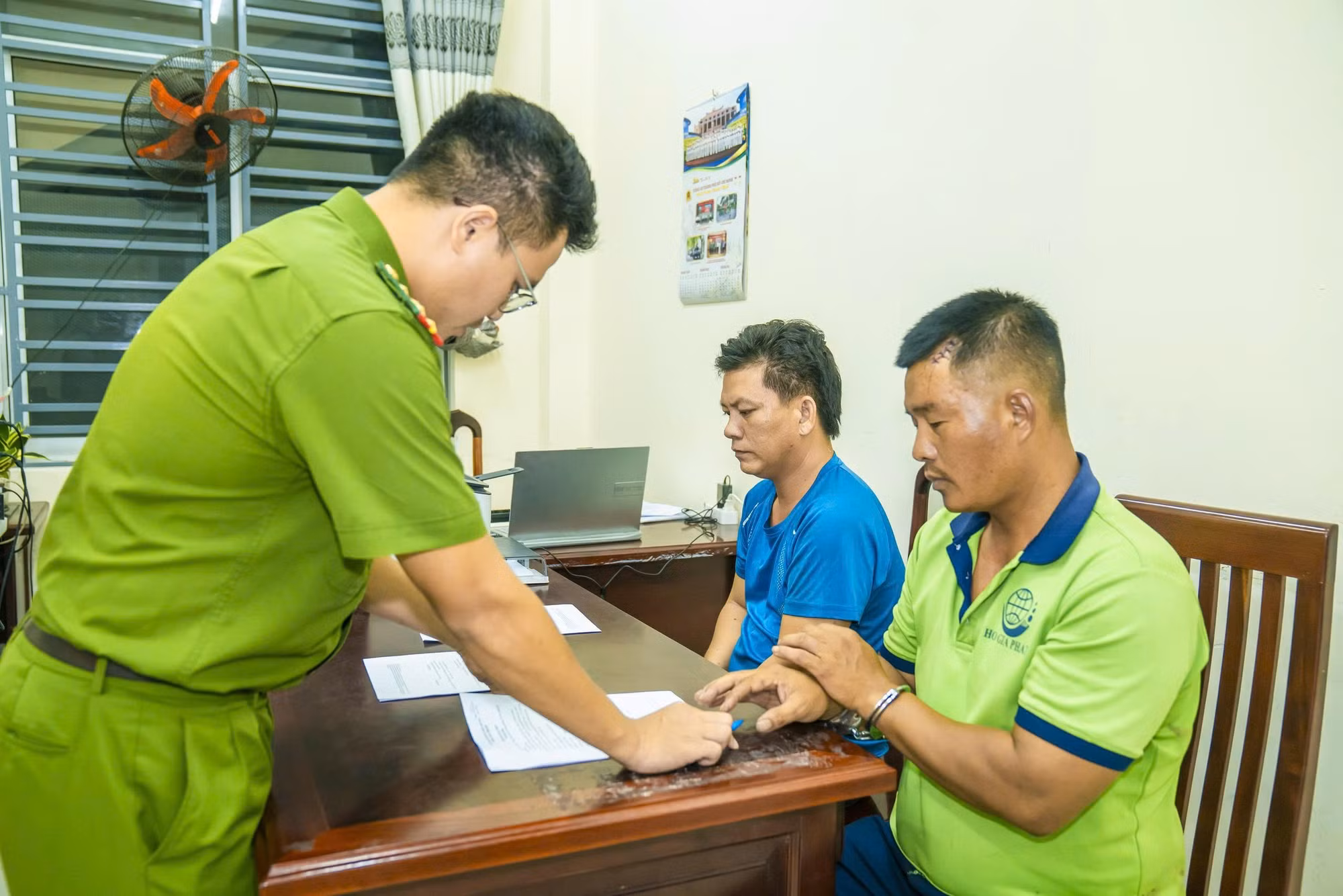 Nguyễn Hữu Long và Hồ Văn Hòa tại cơ quan điều tra.