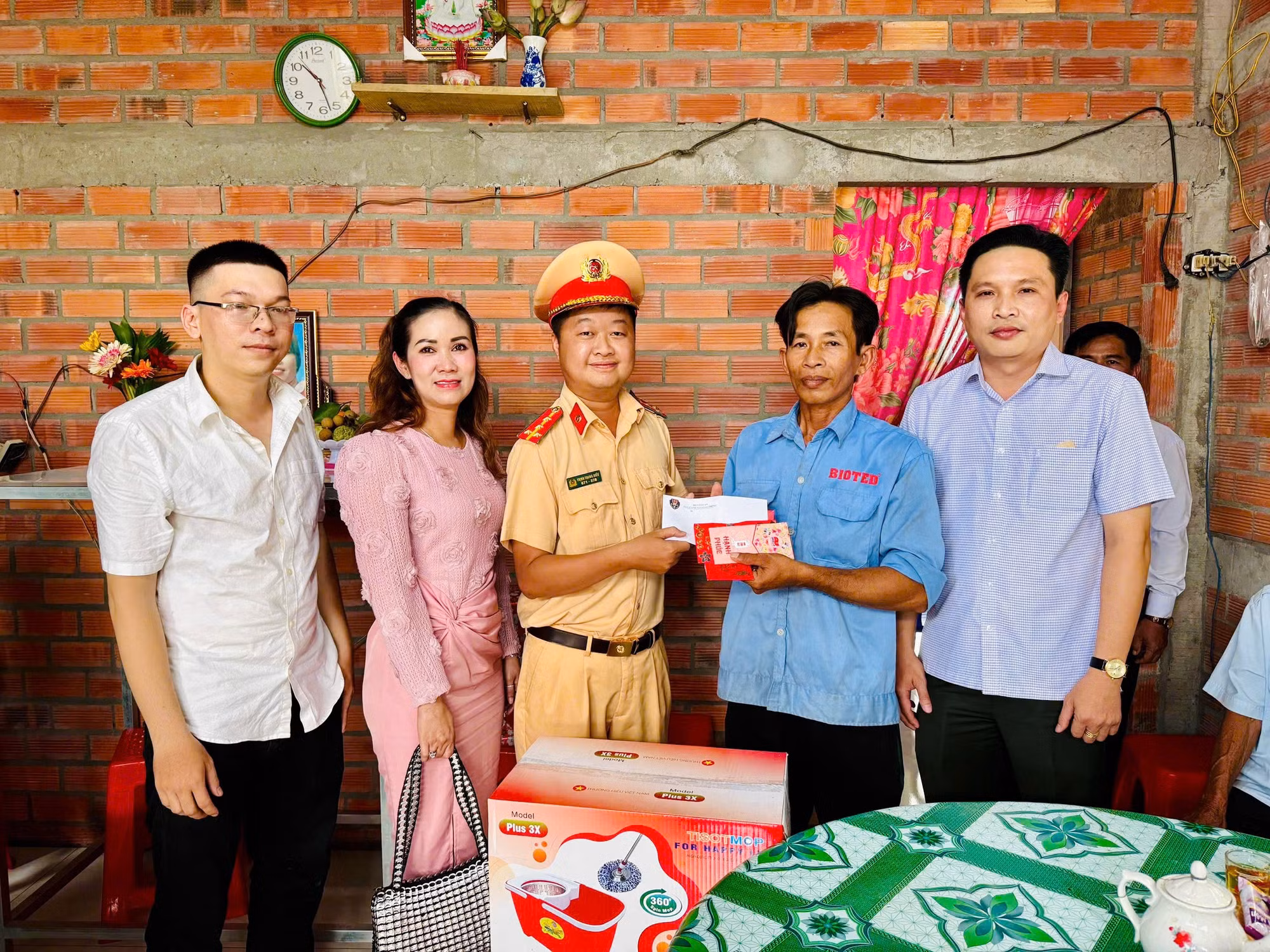 Đại úy Trịnh Trung Hiếu thăm, tặng quà gia đình chính sách ở Mộc Hóa, Tây Ninh.