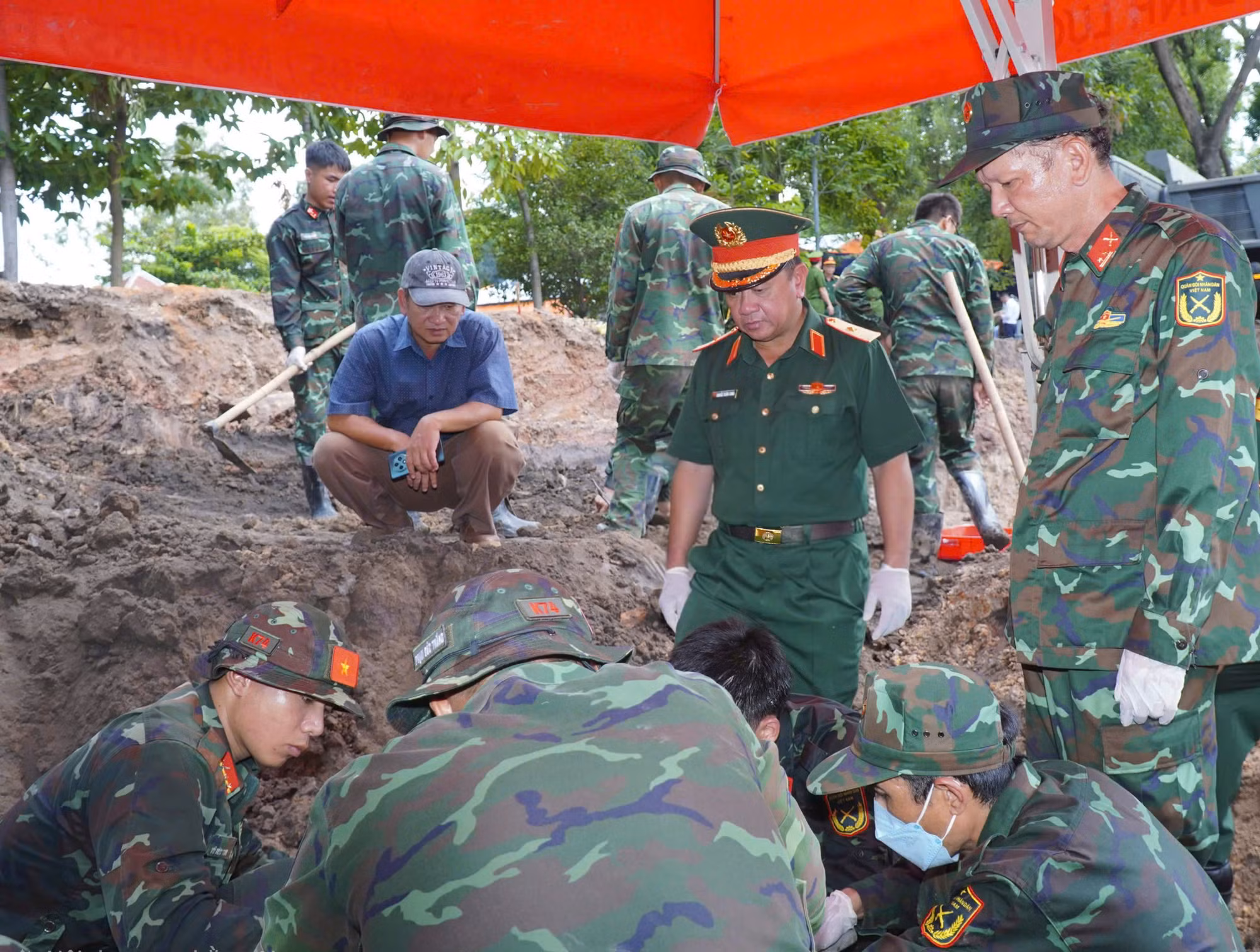 Thiếu tướng Nguyễn Thành Trung, Chính ủy Bộ Tư lệnh TP Hồ Chí Minh, trực tiếp đến kiểm tra công tác tìm kiếm, quy tập hài cốt liệt sĩ tại Công viên Lê Thị Riêng.