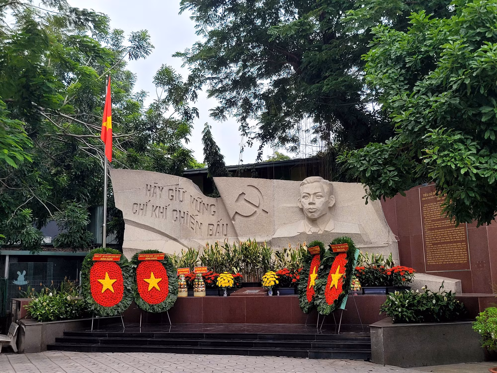 Dâng hoa tại Tượng đài Cố Tổng Bí thư Trần Phú.
