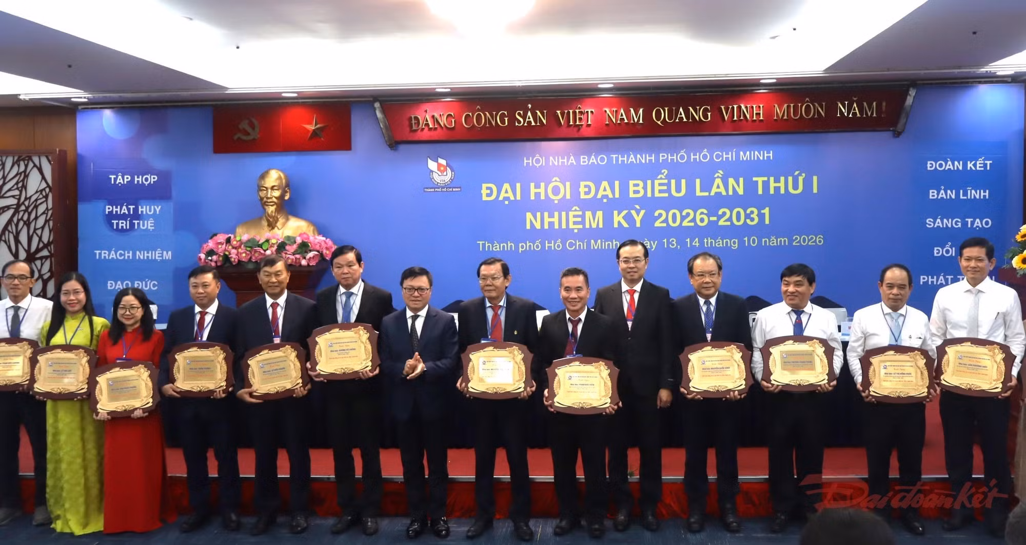 Hội Nhà báo Việt Nam trao kỷ niệm chương "Vì sự nghiệp báo chí cách mạng Việt Nam" cho các nhà báo hội viên Hội Nhà báo TP Hồ Chí Minh.
