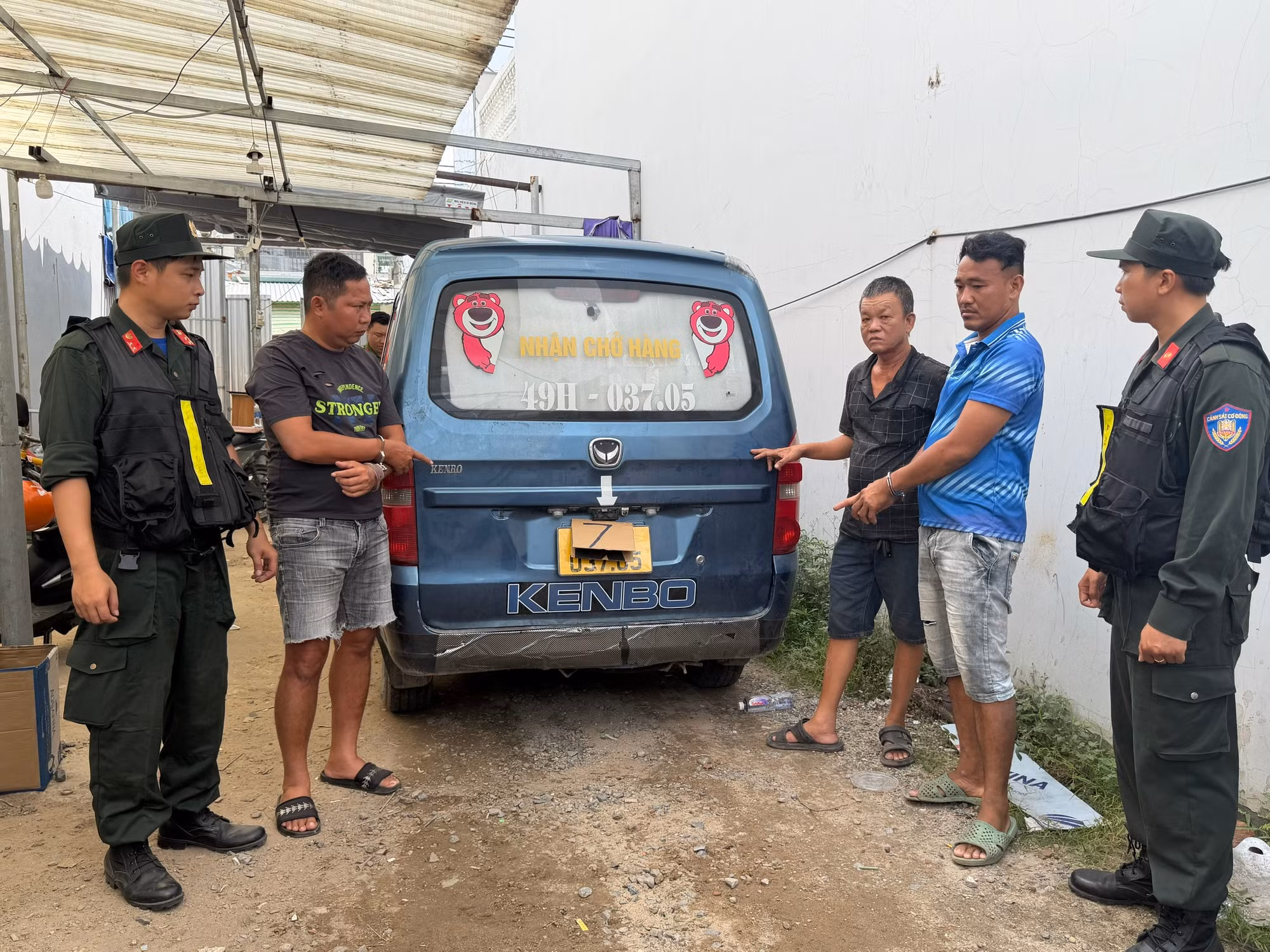 Giao nhận hơn 6 tạ pháo lậu trong bãi gửi xe ảnh 1