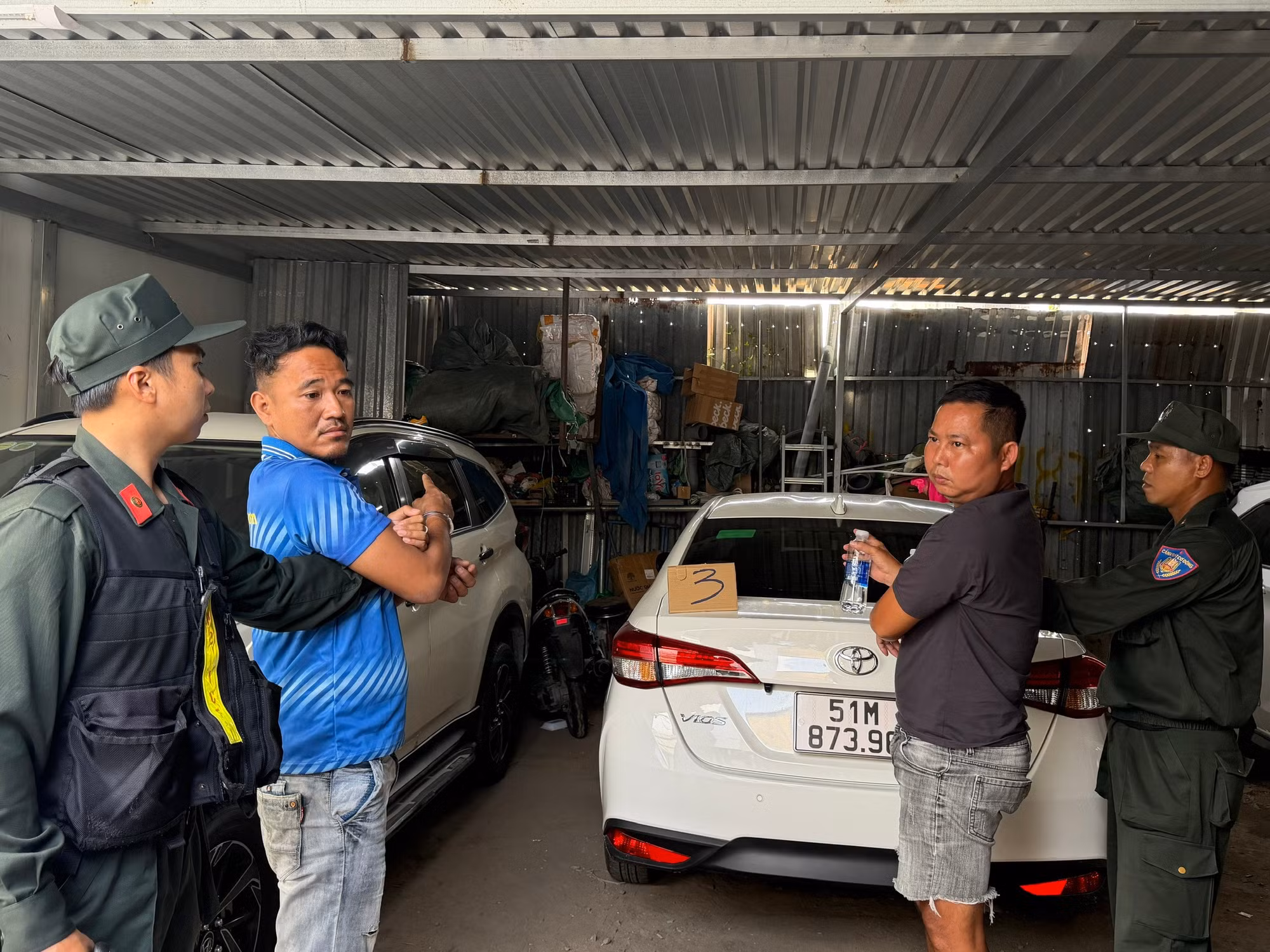 Giao nhận hơn 6 tạ pháo lậu trong bãi gửi xe ảnh 3