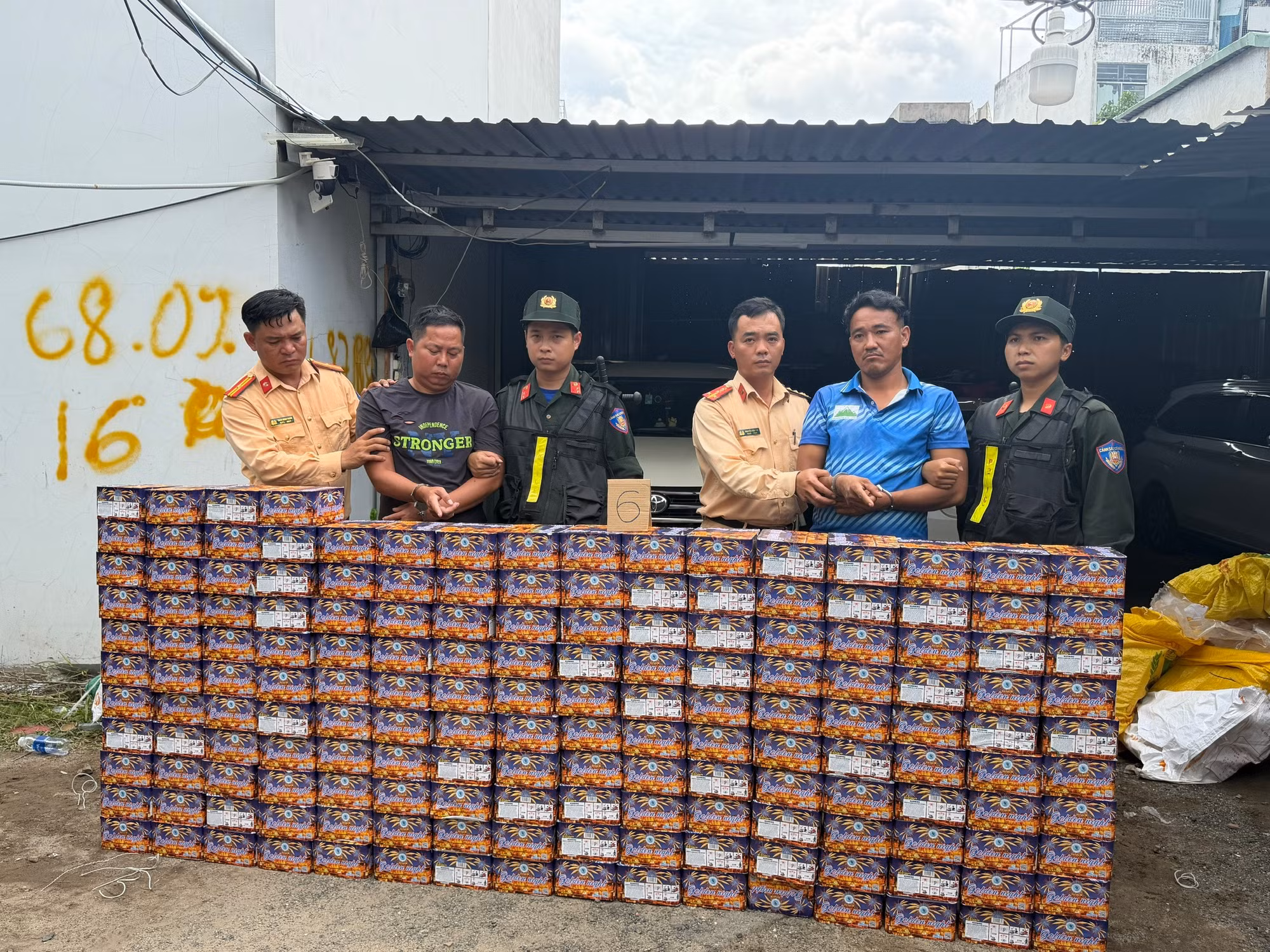 Các đối tượng cùng tang vật 621,50 kg pháo nổ.